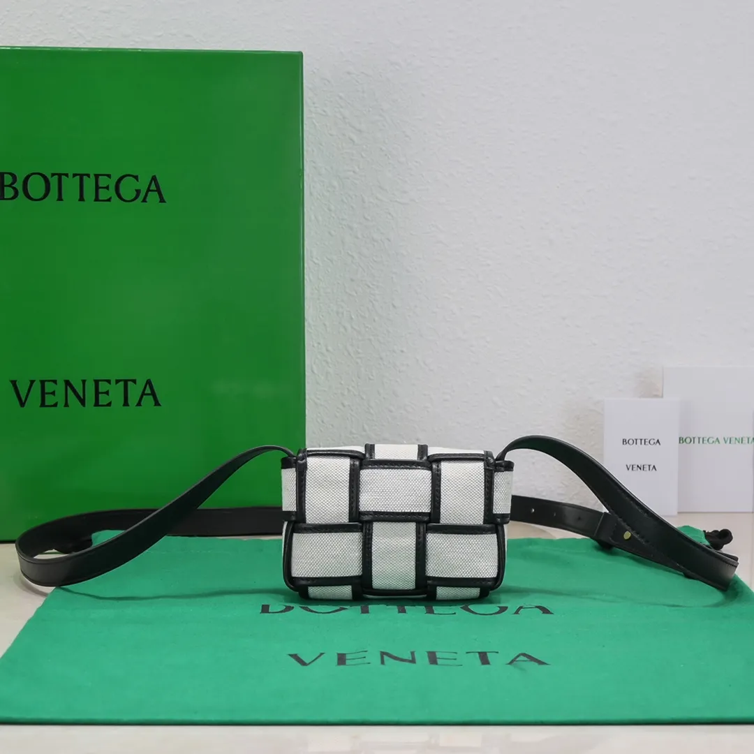 bv cassette mini canvas small square bag with black edges. I fell in love with this new color at first glance. The black edges have a cute abstract feel from comics. When paired with the off-white canvas, it looks gentler than pure black and white. The real thing is huge and cute! Except that it can't hold my phone, everything else is perfect! The charm of zp has been grasped, if you are not convinced, let’s compare it😎 12×8×4cm (ready in stock) model 6813# canvas